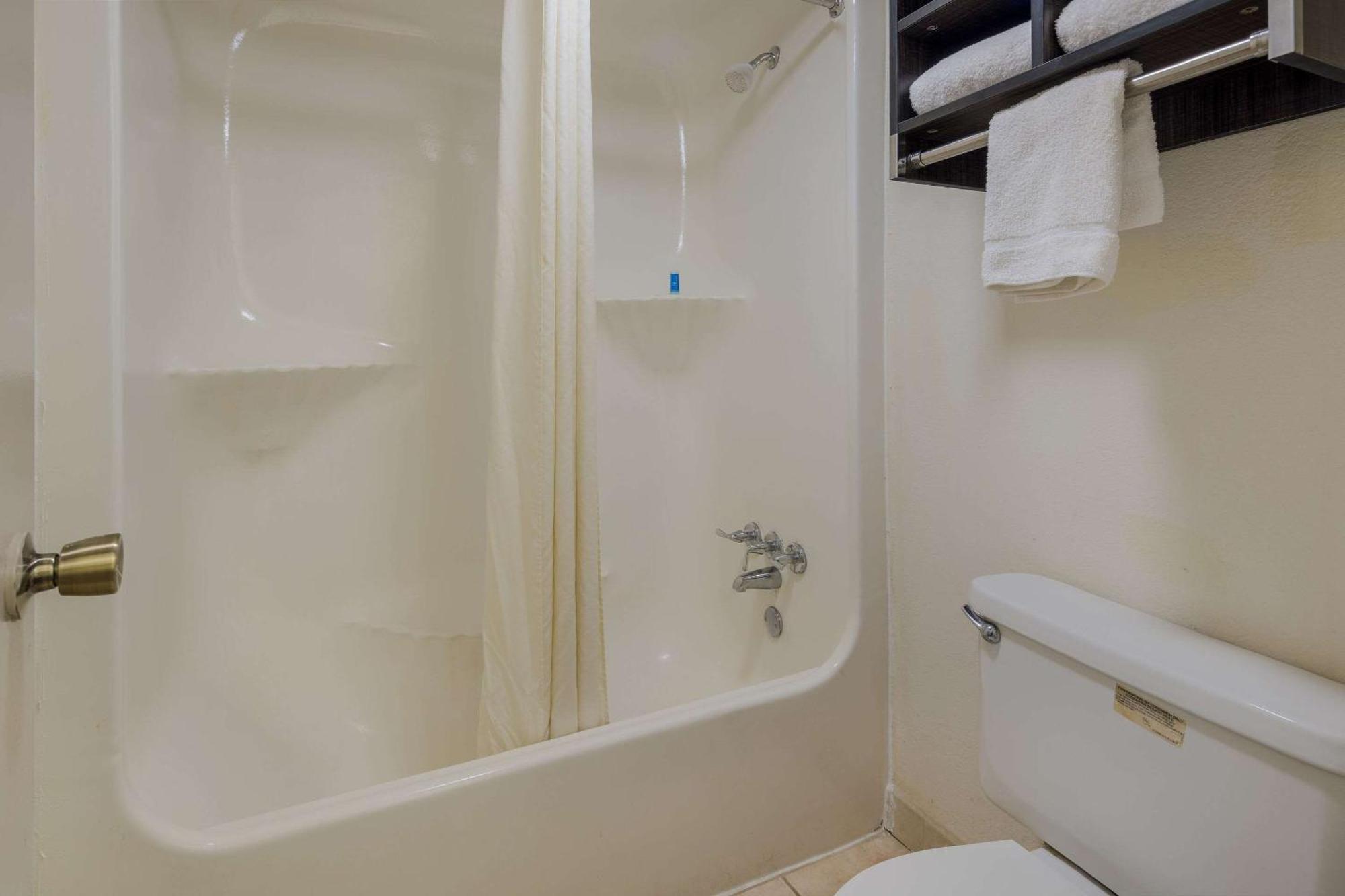 Rodeway Inn Elkton Bagian luar foto