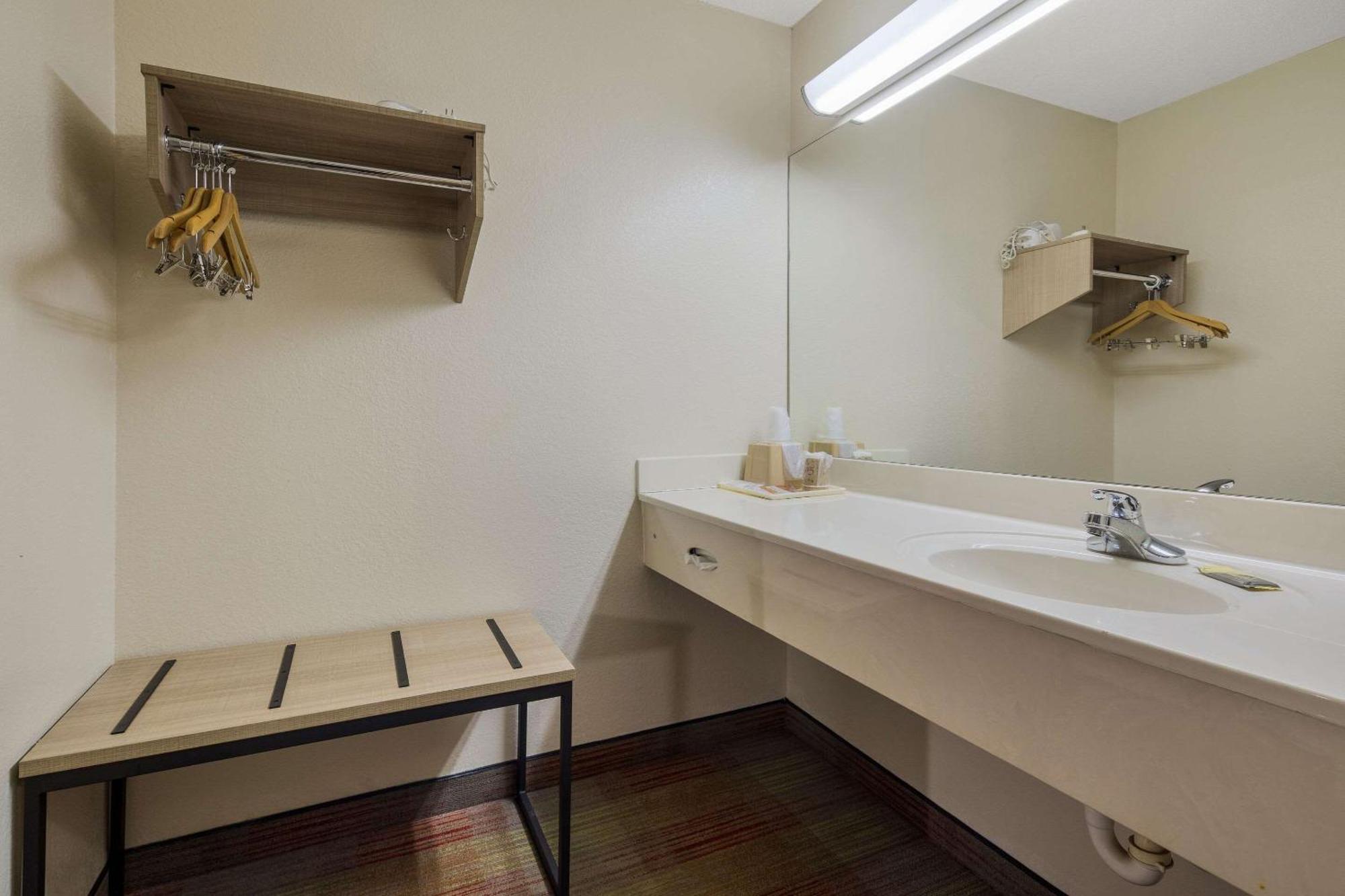 Rodeway Inn Elkton Bagian luar foto