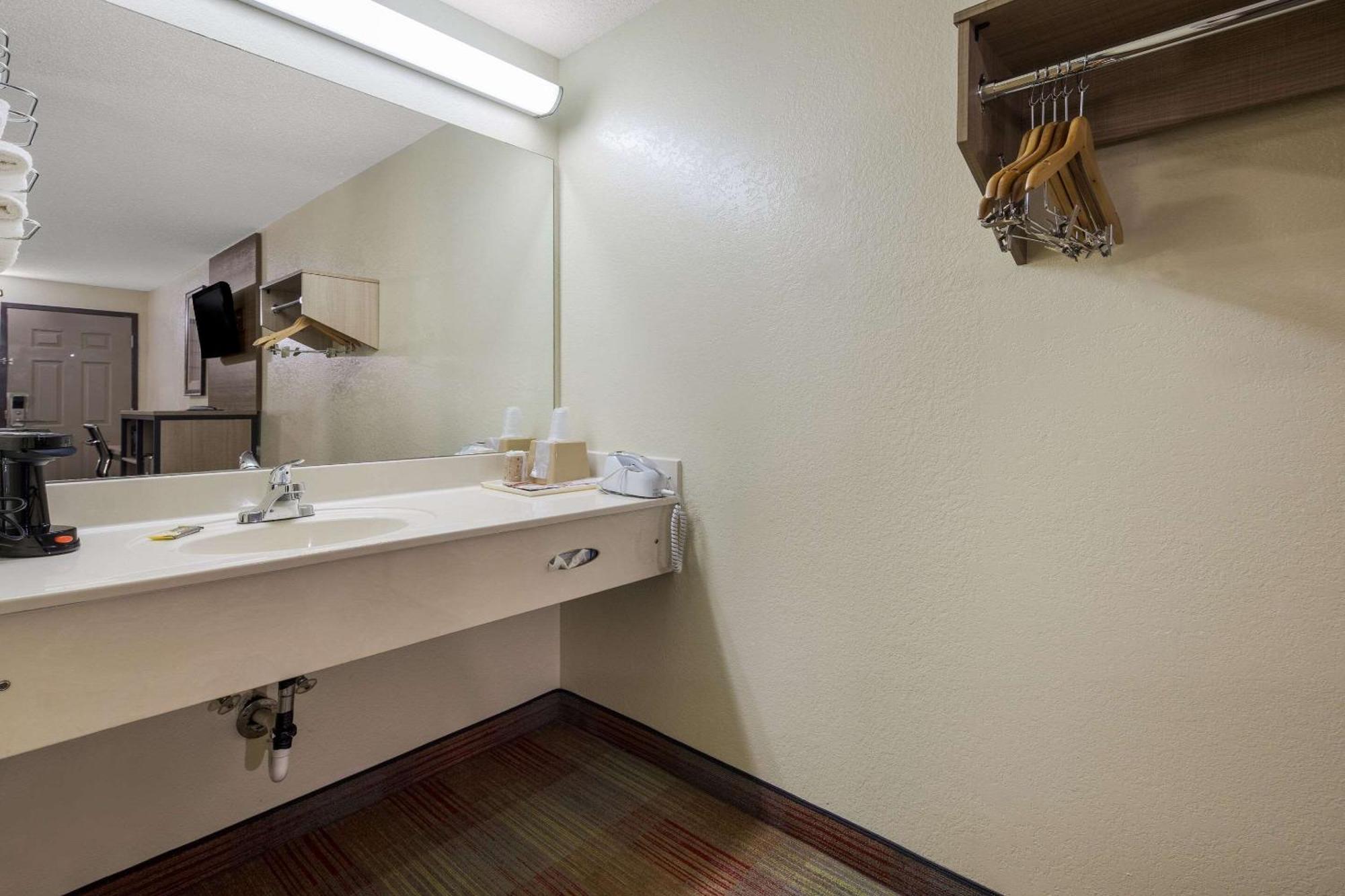 Rodeway Inn Elkton Bagian luar foto