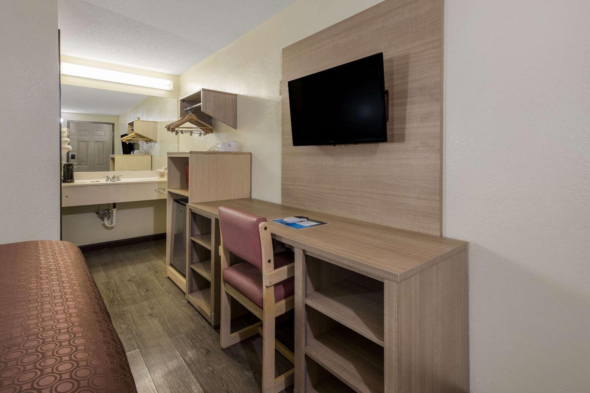 Rodeway Inn Elkton Bagian luar foto