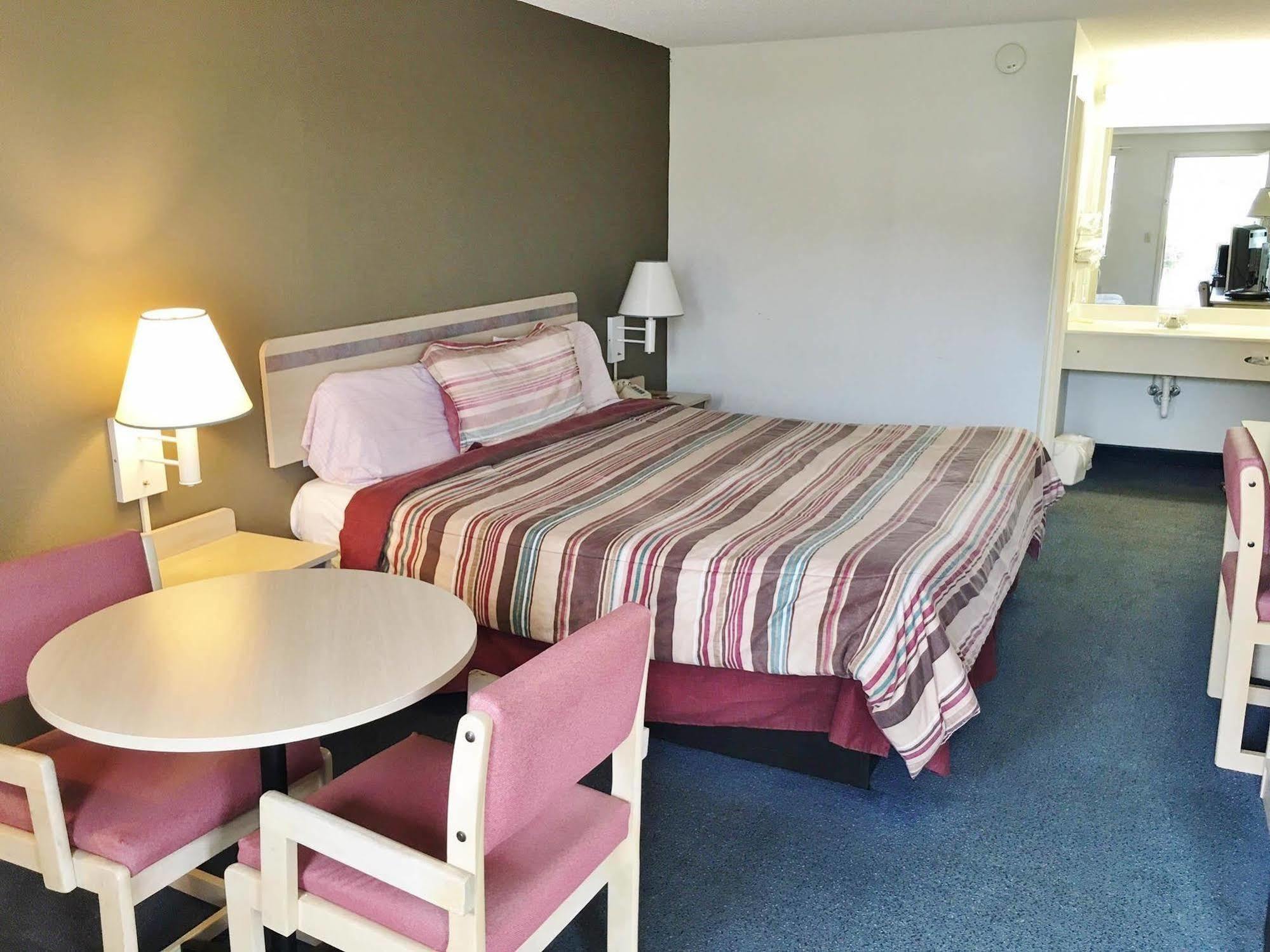 Rodeway Inn Elkton Bagian luar foto
