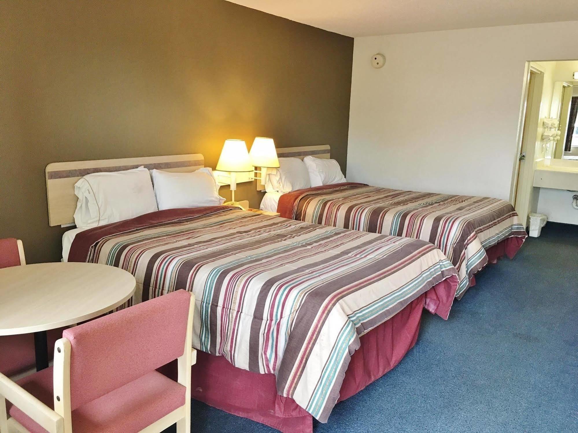 Rodeway Inn Elkton Bagian luar foto