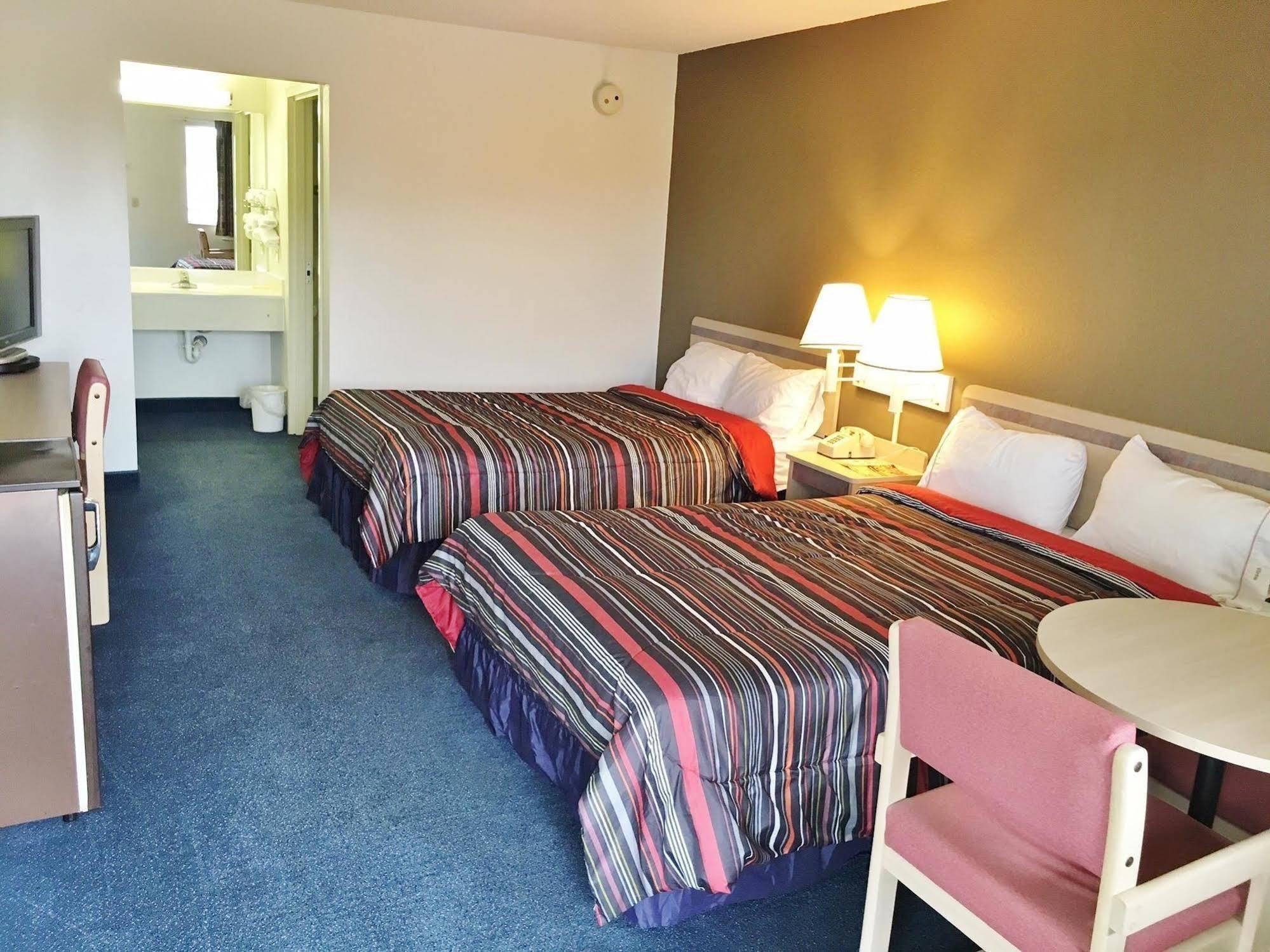 Rodeway Inn Elkton Bagian luar foto