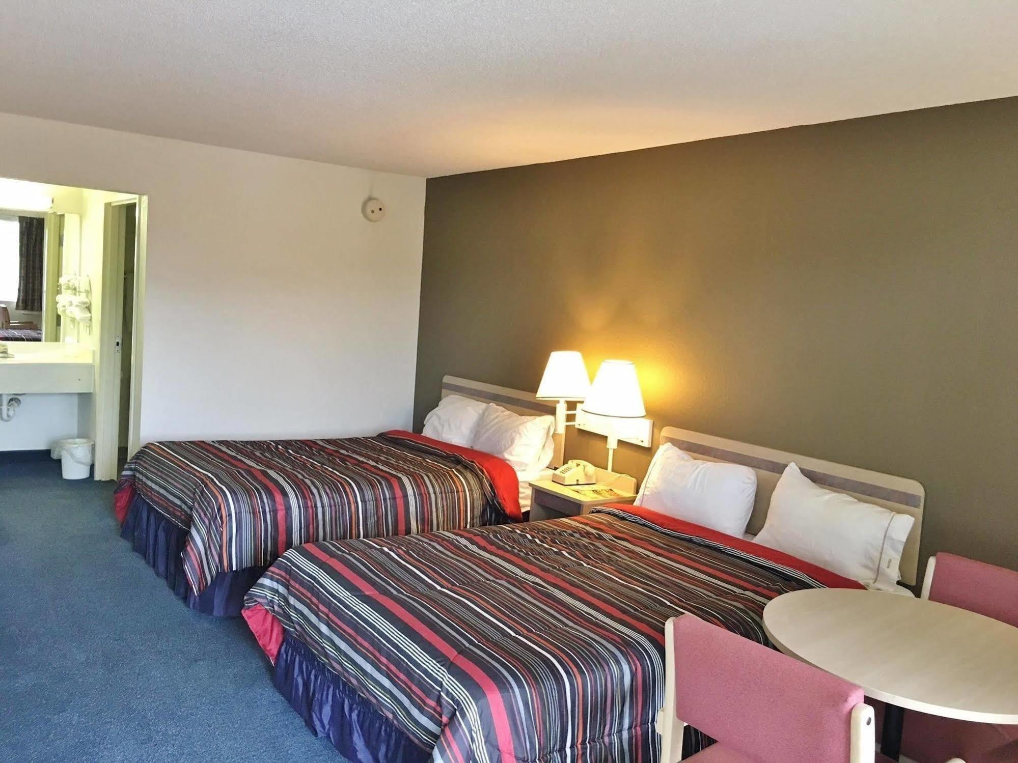 Rodeway Inn Elkton Bagian luar foto