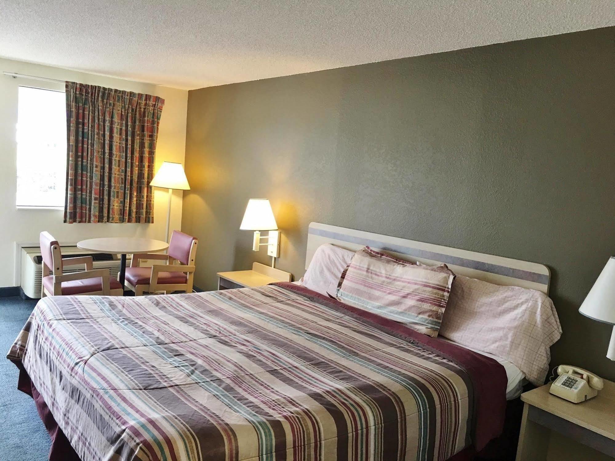 Rodeway Inn Elkton Bagian luar foto