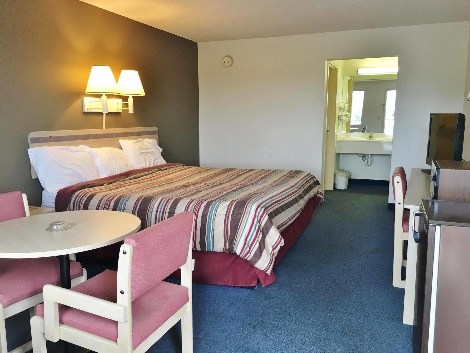Rodeway Inn Elkton Bagian luar foto